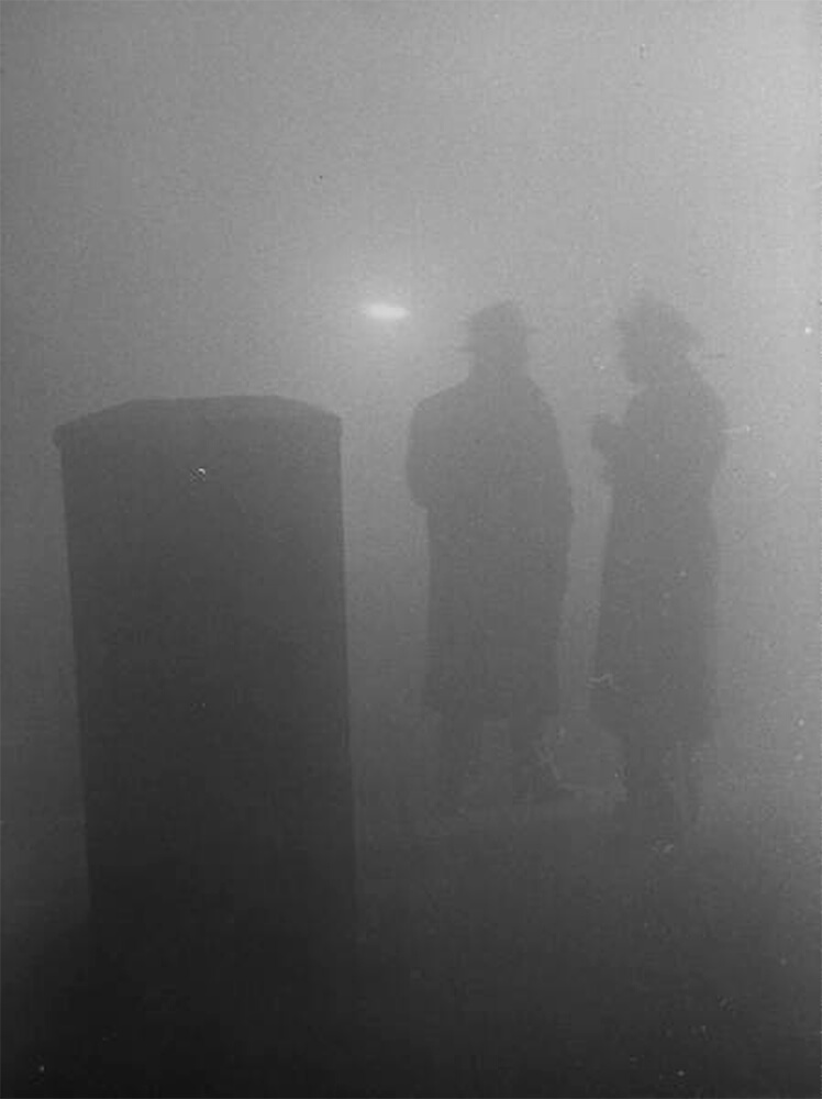 Photo showing two people in the Great Smog of London in December 1952