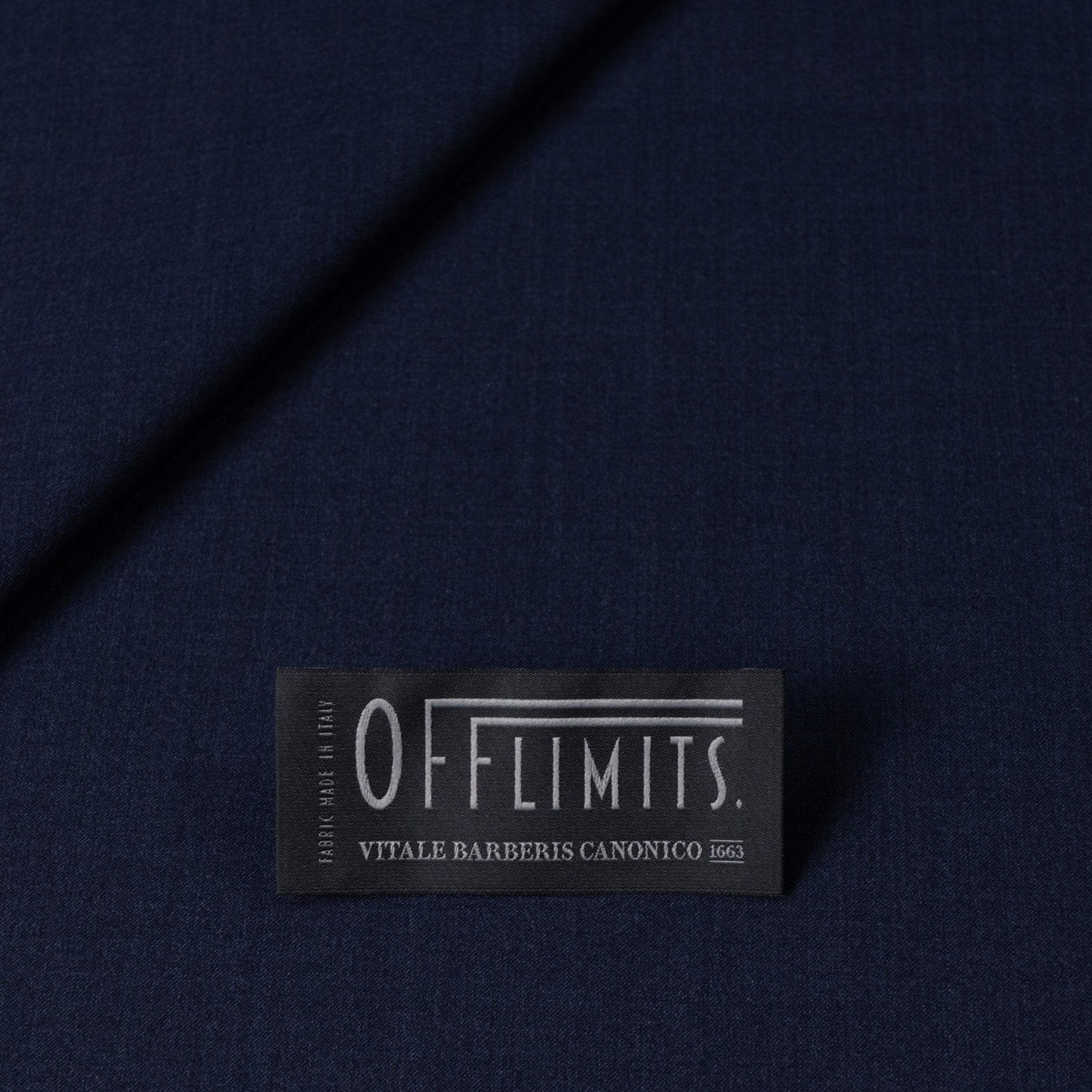 Tissu bleu teinte unie avec étiquette Vitale Barberis Canonico Offlimits