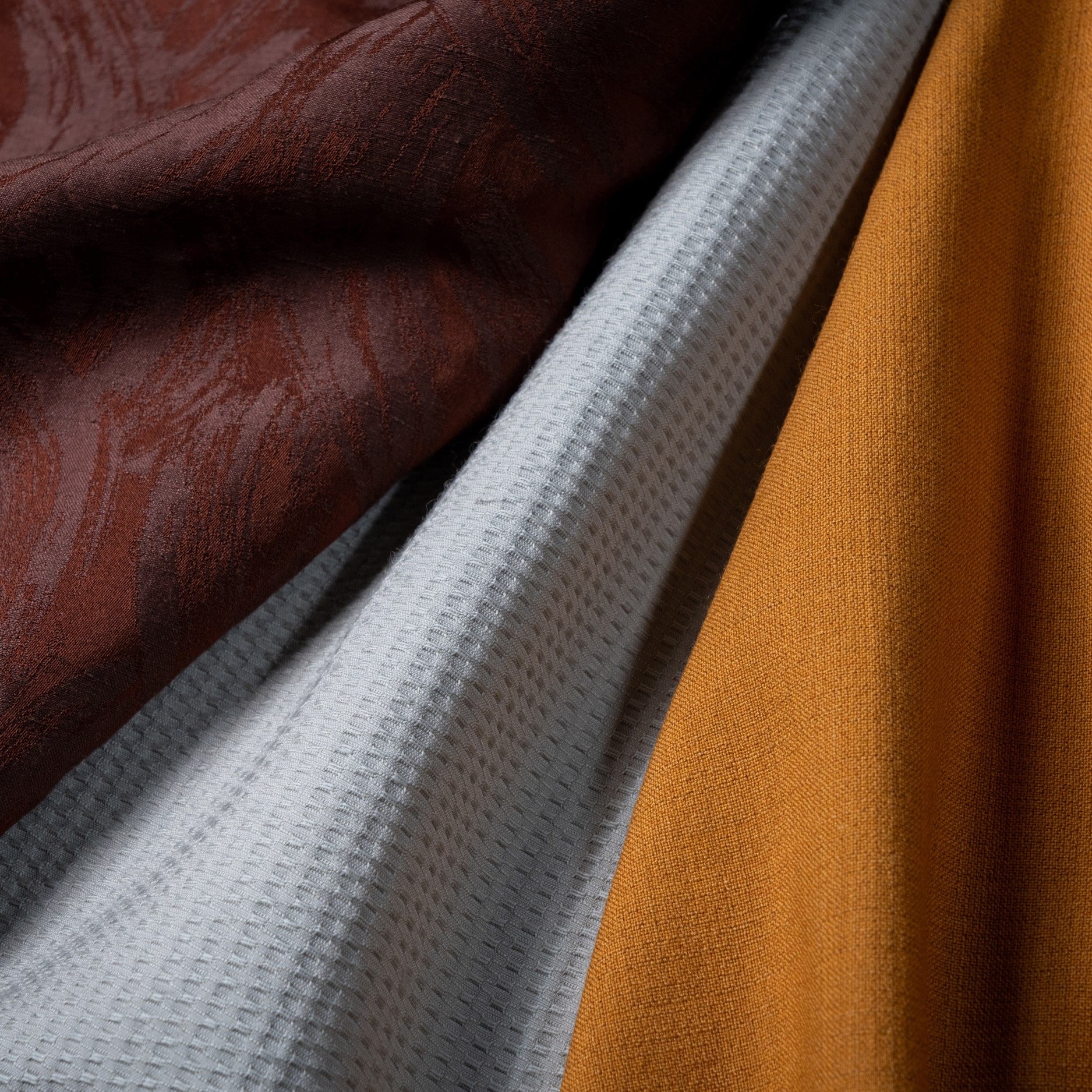 Fabrics in natural and technical fibres