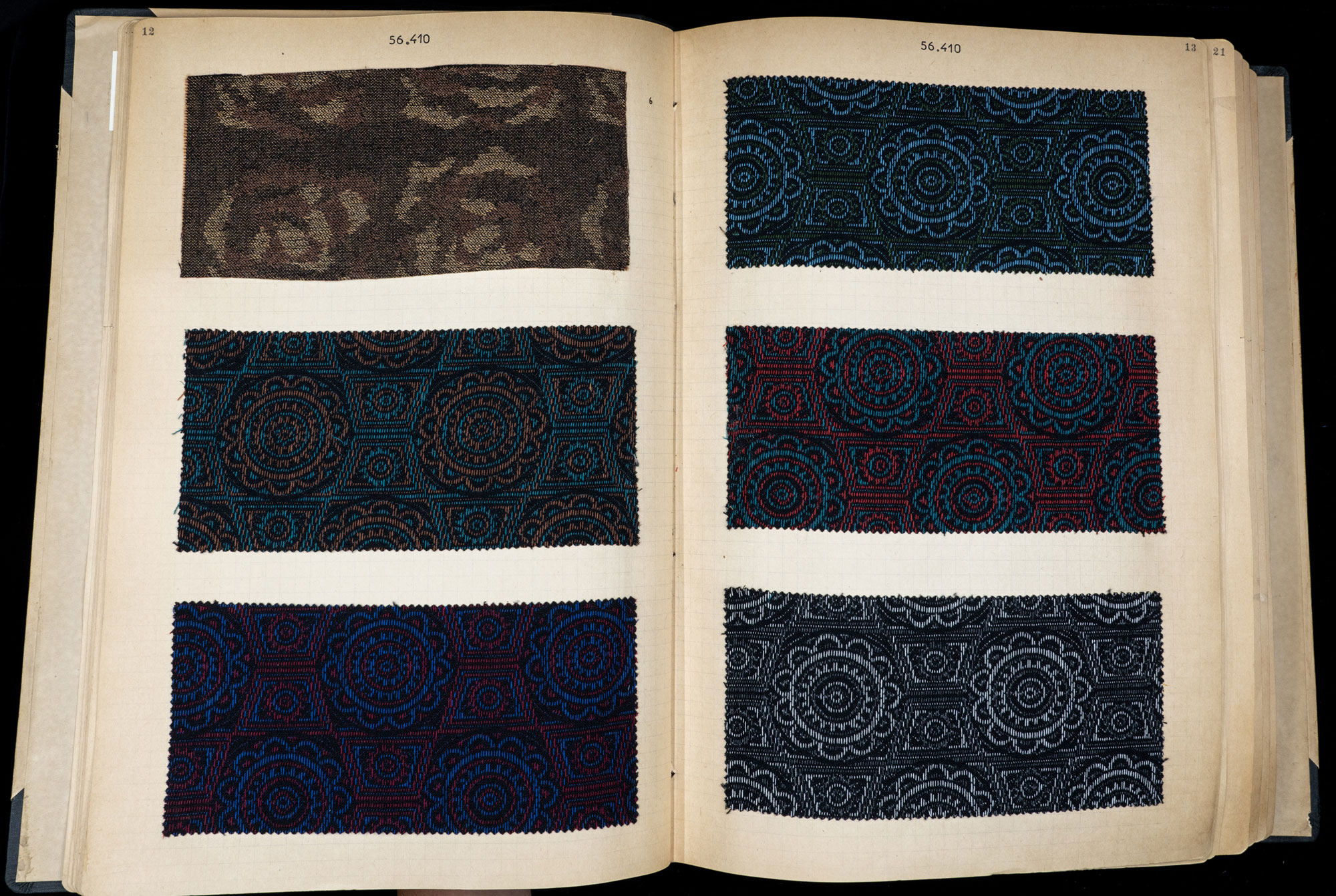 Pagine di un volume dell’archivio storico di Vitale Barberis Canonico con campioni di tessuto.