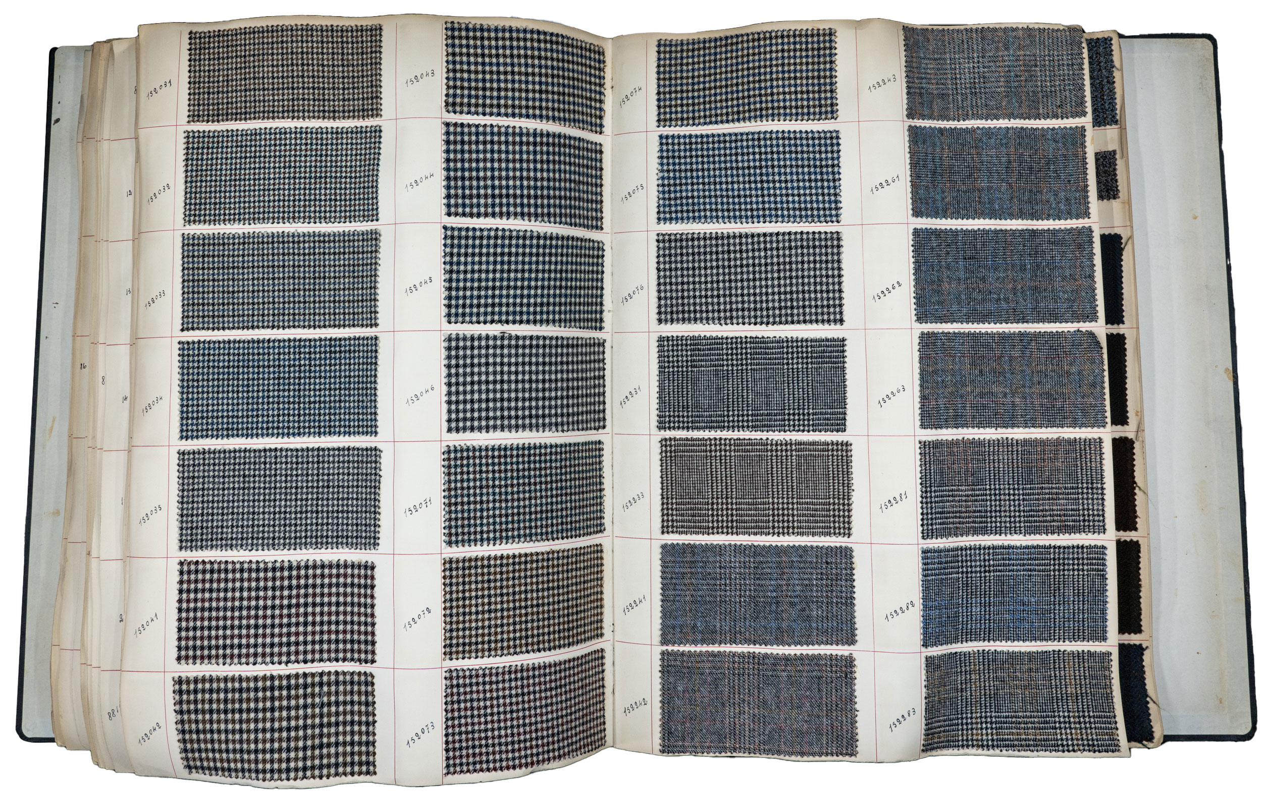 Pagine di un volume dell’archivio storico di Vitale Barberis Canonico con campioni di tessuto.