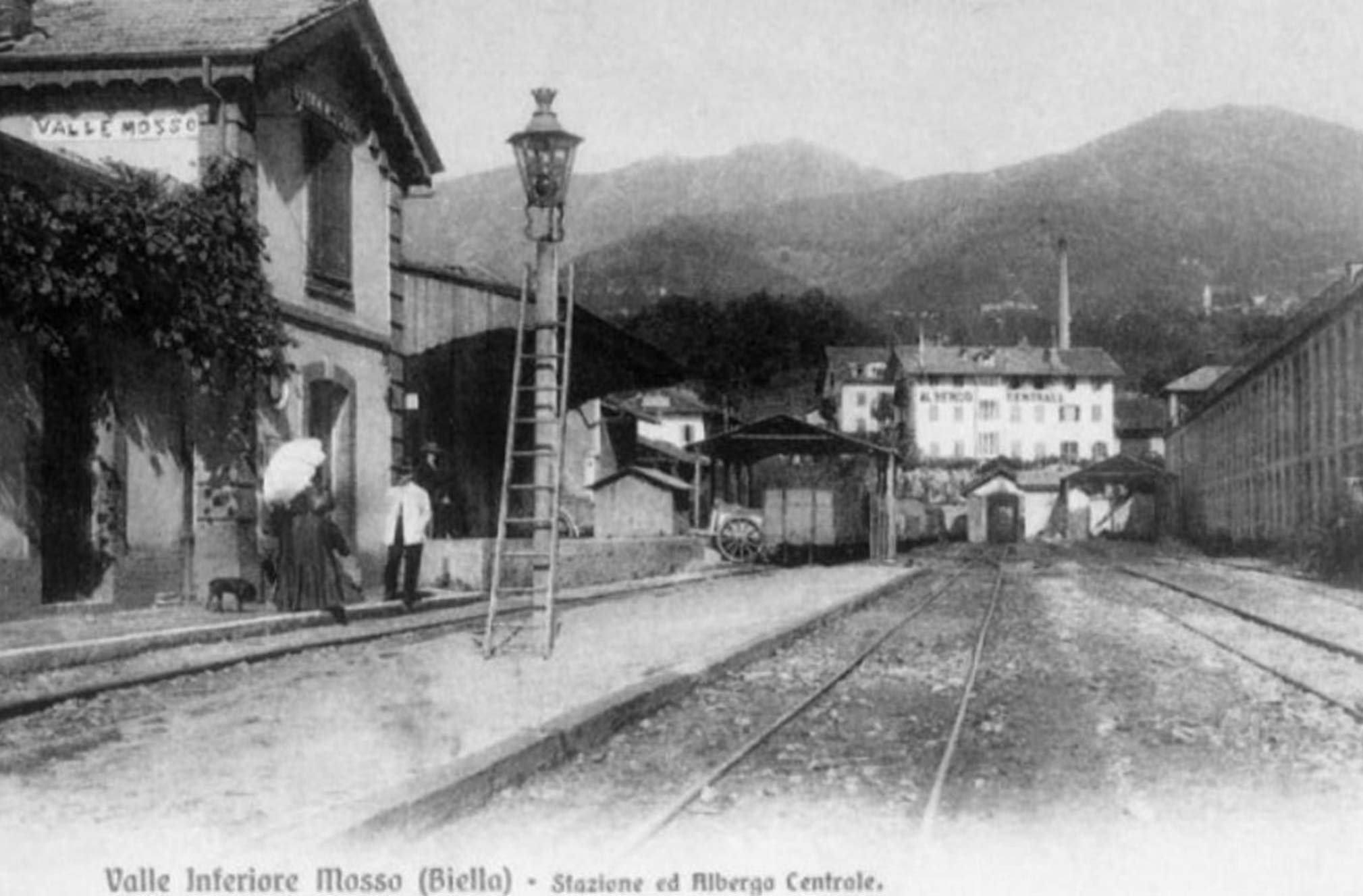 Photo représentant la gare de Valle Mosso et l'hôtel Central à l'époque du banquet en l'honneur du nouvel établissement Barberis Canonico.